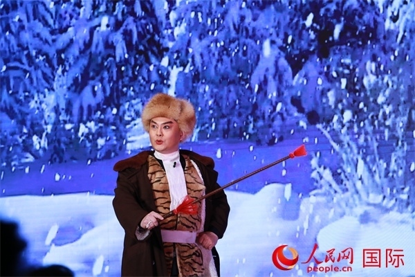 現(xiàn)代京劇《智取威虎山》選段《打虎上山》。人民網(wǎng) 許可攝