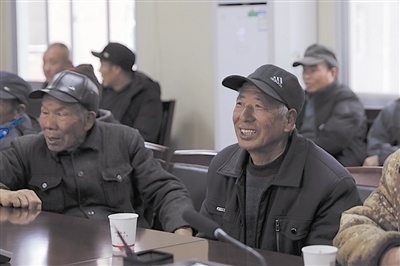  圖③：農(nóng)民工臉上洋溢著笑容。