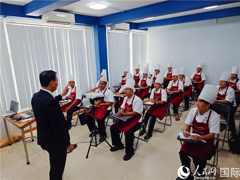 教師向?qū)W員授課。人民網(wǎng)記者 謝佳君攝