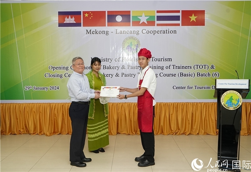 潘峰參贊向?qū)W員頒發(fā)證書(shū)。人民網(wǎng)記者 謝佳君攝