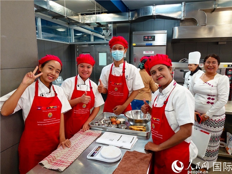 學(xué)員進(jìn)行實(shí)操練習(xí)。人民網(wǎng)記者 謝佳君攝