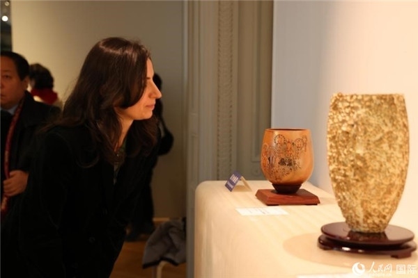 嘉賓和公眾參觀“絲路瓷行”——中國景德鎮(zhèn)陶瓷文化特展。人民網(wǎng)記者 尚凱元攝