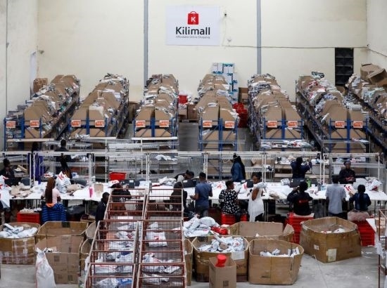 2023年11月11日，在肯尼亞姆洛隆戈，Kilimall員工在倉庫內(nèi)工作。新華社記者 李亞輝 攝