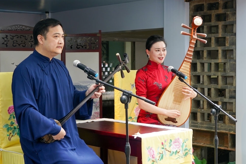 評(píng)彈藝人在蘇州平江路上的一家評(píng)彈店內(nèi)進(jìn)行表演（2023年7月7日攝）。新華社記者 李博 攝