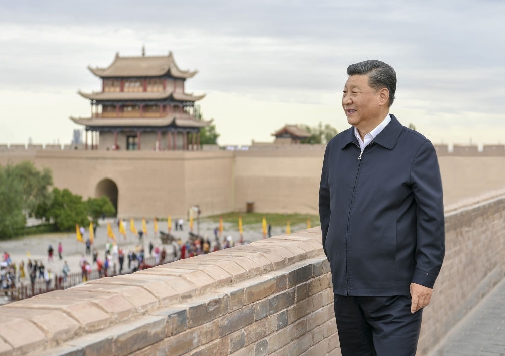 2019年8月20日上午，習近平來到嘉峪關關城，登上城樓察看關城整體面貌，聽取河西走廊長城、關隘歷史文化情況介紹。新華社記者 謝環(huán)馳 攝