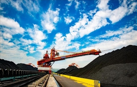 國家能源集團(tuán)黃驊港煤堆場堆料機(jī)正在作業(yè)。受訪者供圖