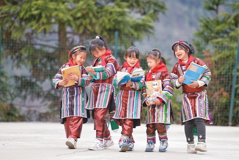 位于貴州省黔東南苗族侗族自治州從江縣大山深處的西山鎮(zhèn)中寨教學(xué)點，是一所全校均為瑤族學(xué)生的“微小學(xué)”。近年來，隨著教學(xué)條件逐漸改善，學(xué)校發(fā)生了翻天覆地的變化。圖為2023年2月16日，領(lǐng)到新書的瑤族學(xué)生在一起交流。 新華社記者 楊文斌/攝