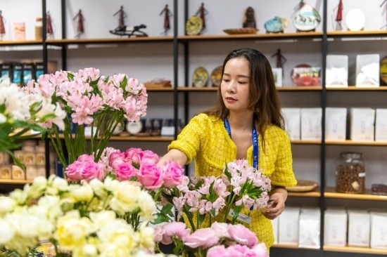 2023年7月1日，在位于湖南省長沙市的湖南高橋大市場，中非經(jīng)貿(mào)博覽會常設(shè)展館展區(qū)肯尼亞館工作人員在整理產(chǎn)自非洲的鮮花。新華社記者 陳思汗 攝