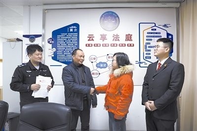  圖②：雙方當(dāng)事人達(dá)成調(diào)解協(xié)議，握手言和。