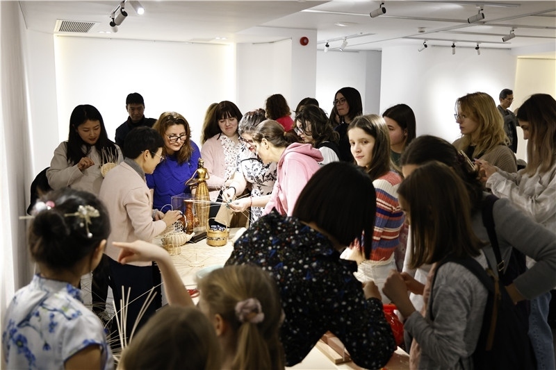 羅馬尼亞觀眾體驗(yàn)安溪竹藤編技藝。 布加勒斯特中國(guó)文化中心供圖