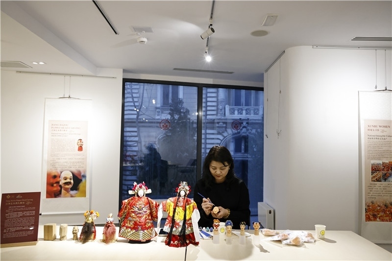 中國(guó)泉州的非遺大師制作江加走木偶頭雕刻。 布加勒斯特中國(guó)文化中心供圖_副本