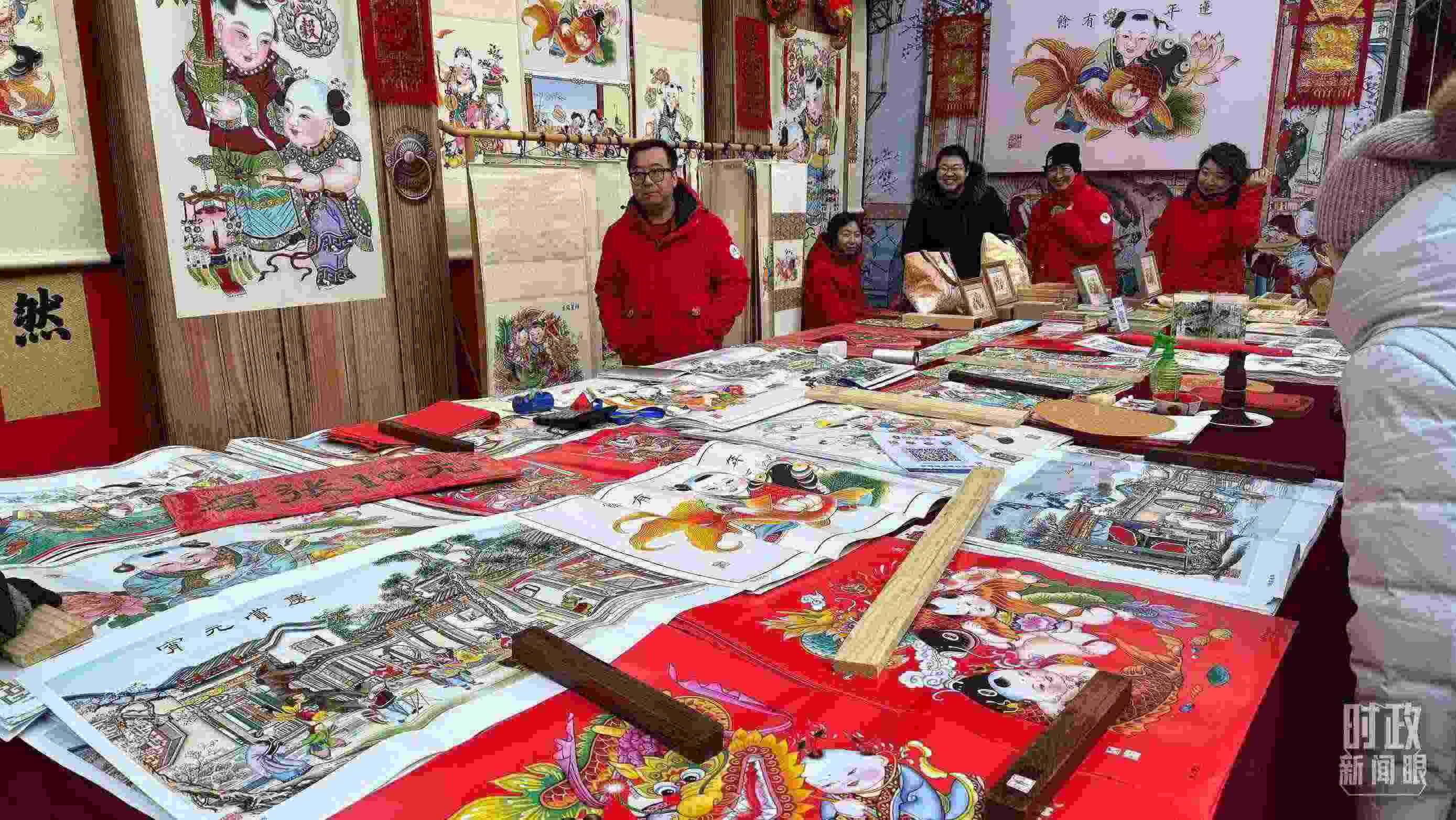 △市民們正在天津古文化街選購(gòu)年畫。（總臺(tái)央視記者黎兵拍攝）