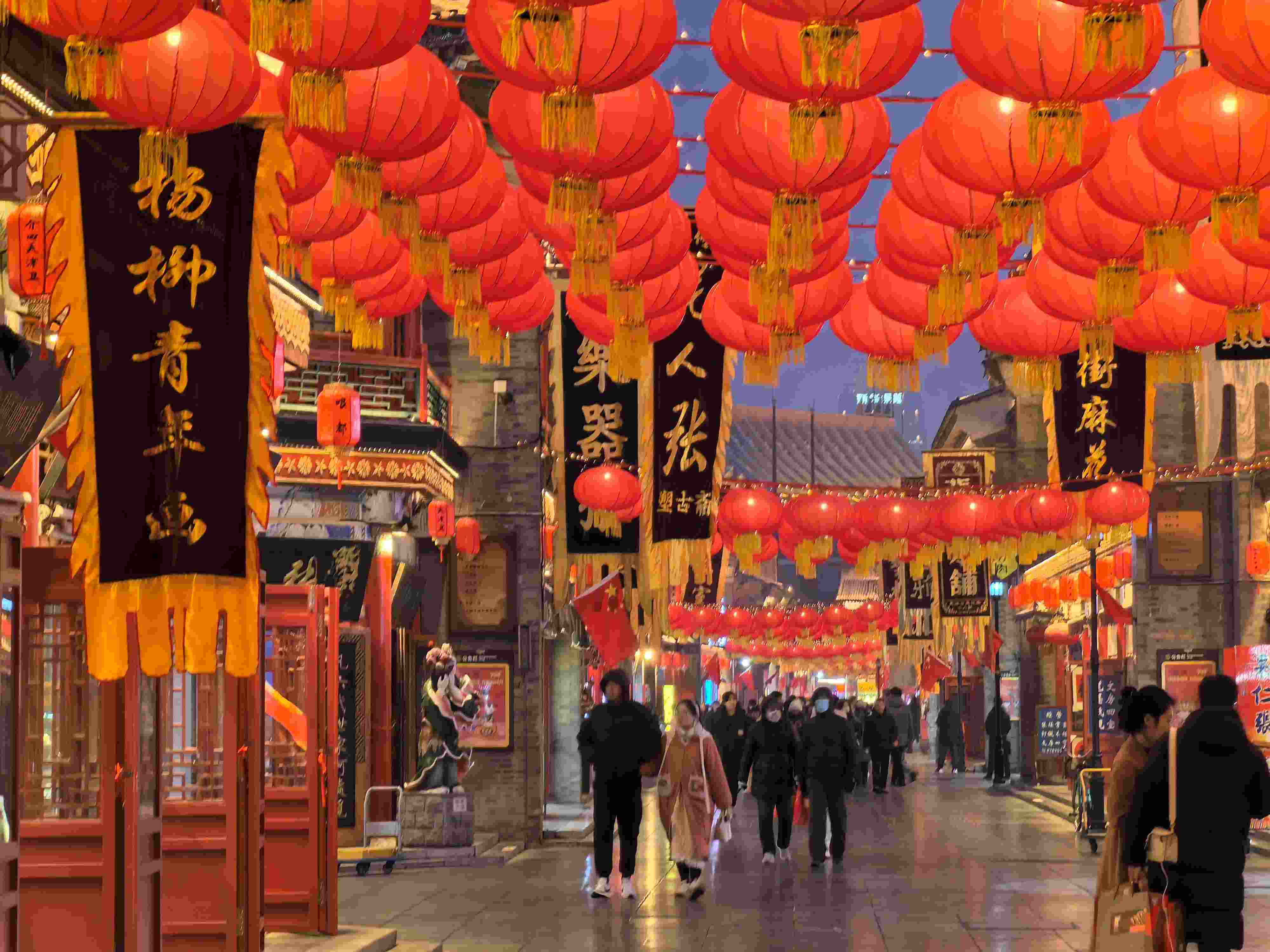 △春節(jié)臨近，古文化街上年味兒漸濃。（總臺央廣記者潘毅拍攝）