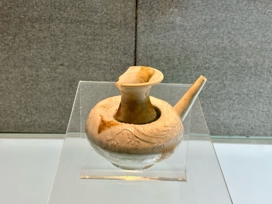 德化縣陶瓷博物館收藏的龍紋軍持。人民網(wǎng)記者 金慧慧攝