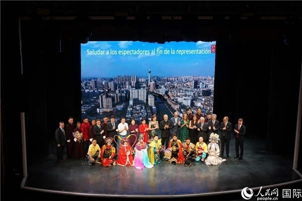 圖為王衛(wèi)大使與蒙迪諾外長等嘉賓登臺祝賀。人民網(wǎng)記者 許放攝