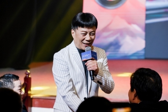 “何以中國(guó)·向海泉州”網(wǎng)絡(luò)主題活動(dòng)現(xiàn)場(chǎng)，陳百潭演出時(shí)與觀眾互動(dòng)。泉州廣播電視臺(tái)供圖