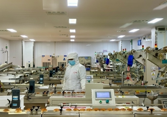 盼盼5G智慧工廠生產(chǎn)線正在進(jìn)行產(chǎn)品質(zhì)檢。人民網(wǎng)記者 金慧慧攝