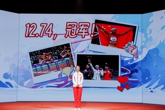 “何以中國(guó)·向海泉州”網(wǎng)絡(luò)主題活動(dòng)現(xiàn)場(chǎng)，林雨薇講述奪冠經(jīng)歷。泉州廣播電視臺(tái)供圖