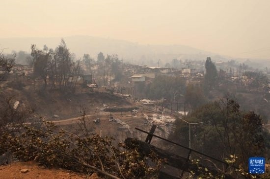 這是2月3日在智利瓦爾帕萊索大區(qū)比尼亞德?tīng)栺R市拍攝的在森林火災(zāi)中燒毀的房屋。新華社發(fā)