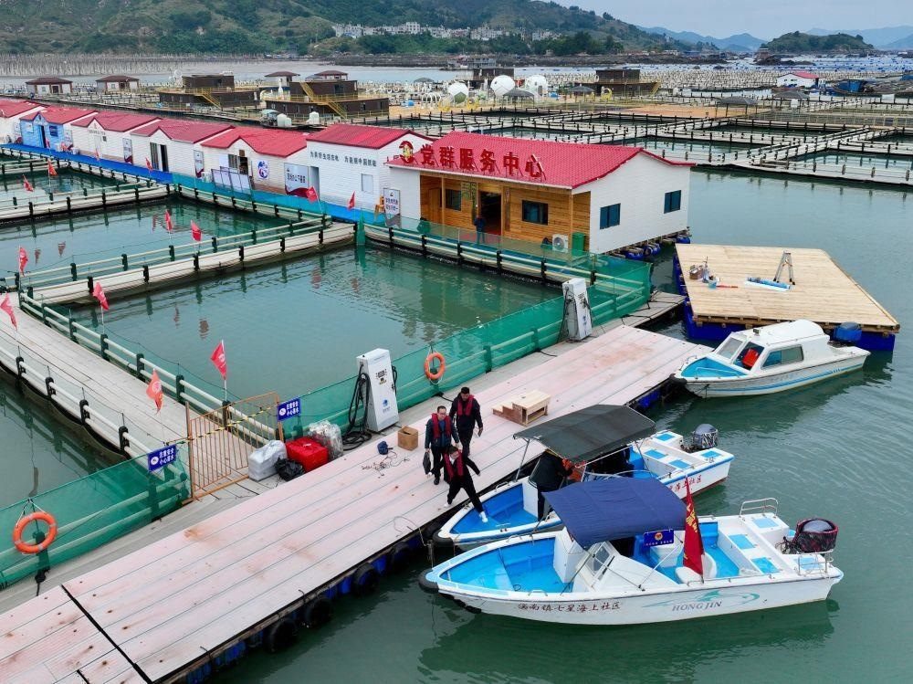 △2023年11月14日，福建寧德市霞浦縣溪南鎮(zhèn)七星海上社區(qū)的工作人員，前往轄區(qū)漁排進(jìn)行民情走訪。