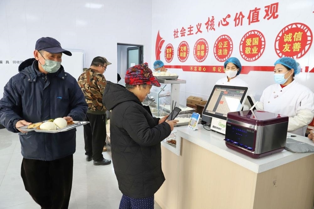 △2024年2月1日，市民在河北涿州市雙塔街道永濟(jì)秀園小區(qū)便民食堂內(nèi)購(gòu)買午餐。