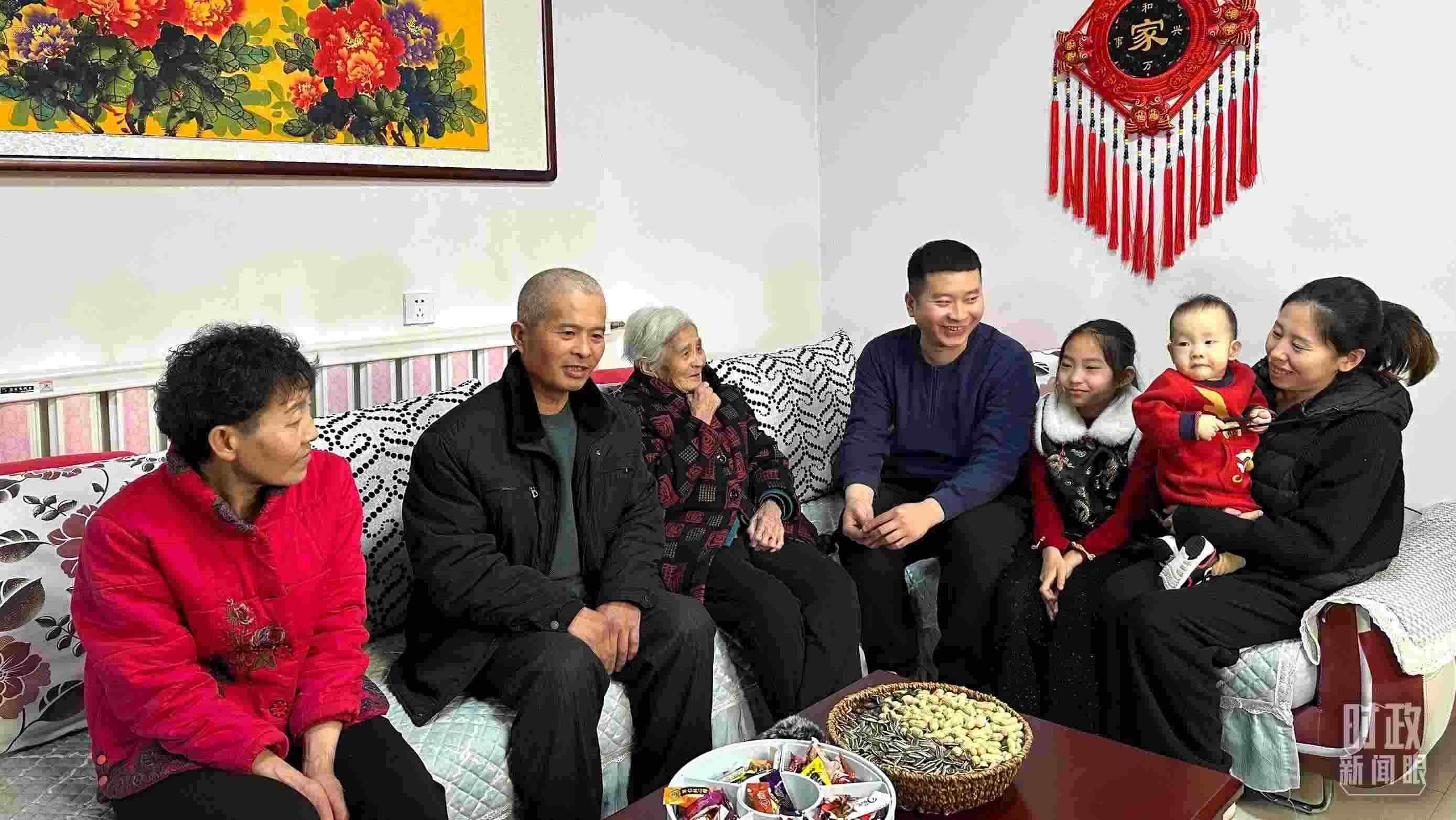 △第六埠村村民杜洪剛一家。（總臺央視記者趙化拍攝）