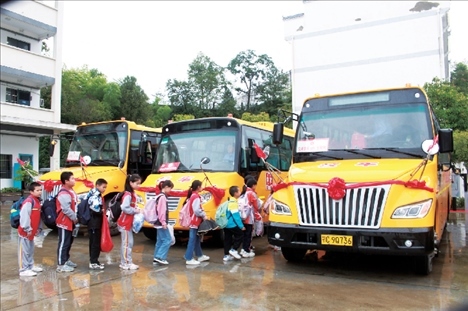 △2023年9月28日，湖北竹山縣校園直通車全域開通后，學(xué)生在有序排隊(duì)乘車。第二批主題教育開展后，竹山縣將實(shí)施農(nóng)村道路暢通工程作為為民辦實(shí)事的重要內(nèi)容。