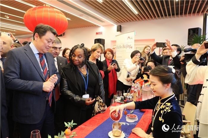 到訪嘉賓欣賞中國茶藝并品茶。 