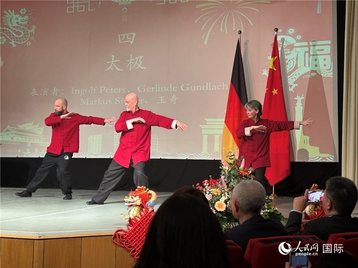 太極，表演者：Ingolf Peters、Gerlinde Gundlach、Markus Stüber