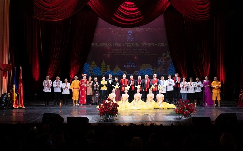 圖為韓大使、羅政府高官與泉州藝術(shù)團(tuán)演員合影。中國駐羅大使館文化處供圖。