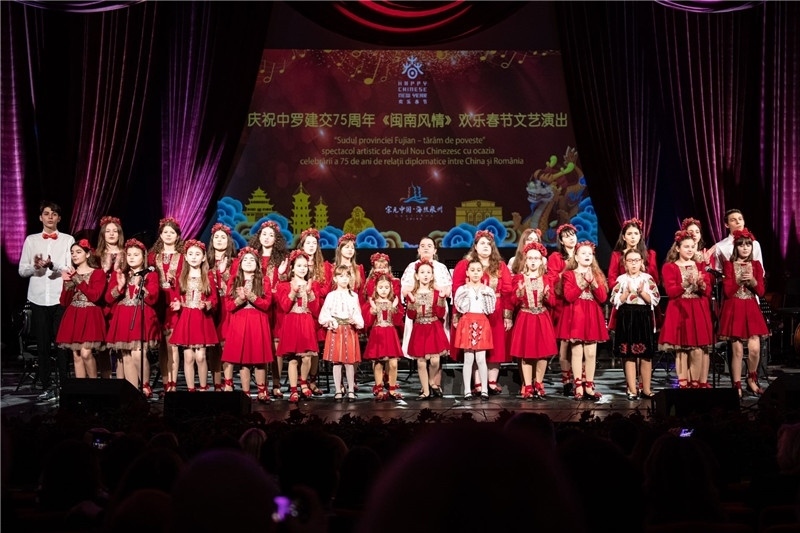 圖為羅小快板兒童合唱團(tuán)在演唱中文歌曲。 中國駐羅大使館文化處供圖。