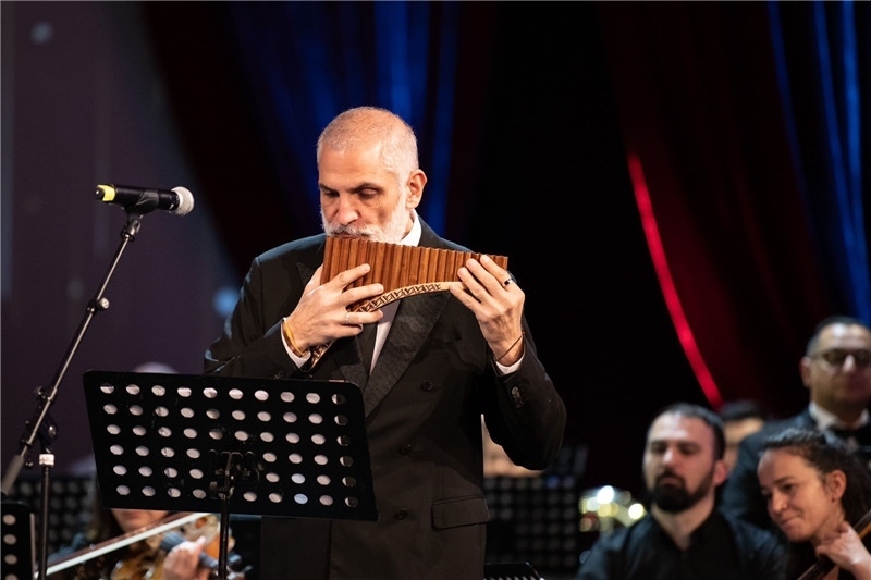 圖為著名排簫大師達(dá)米安·德拉吉奇在領(lǐng)銜演奏中國經(jīng)典曲目。 中國駐羅大使館文化處供圖。