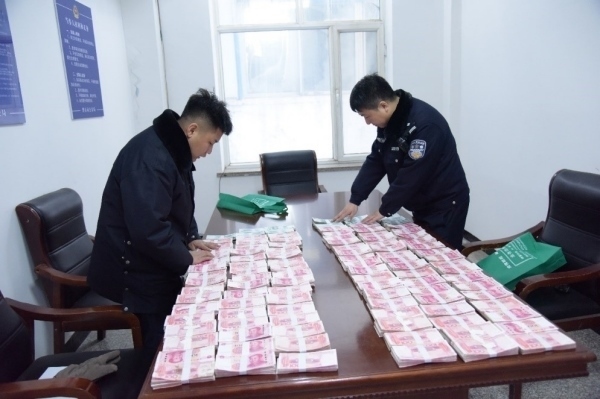 民警清點涉案資金。磐石市公安局供圖