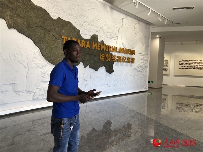 當(dāng)?shù)毓ぷ魅藛T向記者講解。人民網(wǎng)記者 黃培昭攝