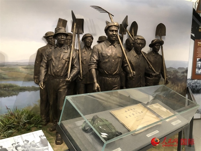 紀(jì)念園中展覽的筑路場(chǎng)景 。人民網(wǎng)記者 黃培昭攝