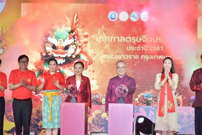 泰國(guó)旅游與體育部長(zhǎng)素妲婉、中國(guó)駐泰國(guó)使館公使吳志武代表中泰雙方同時(shí)觸按水晶球點(diǎn)亮龍頭彩燈。中國(guó)駐泰國(guó)使館供圖