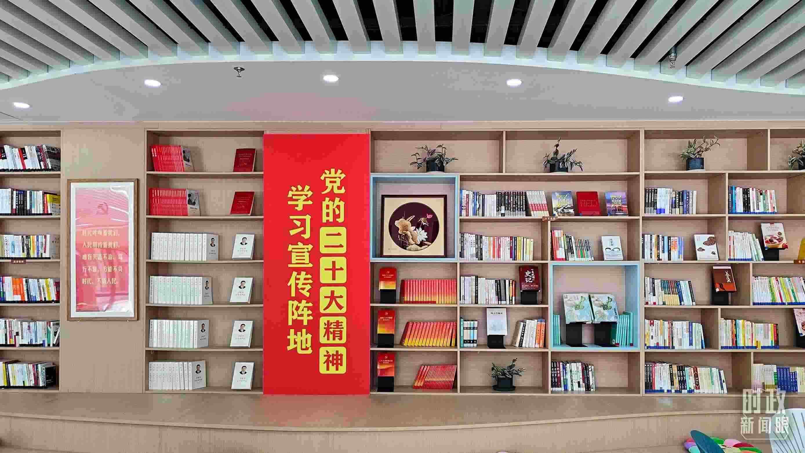 △雄安新區(qū)南文營社區(qū)黨群服務(wù)中心。2023年5月，習(xí)近平在這里強(qiáng)調(diào)要構(gòu)筑新時(shí)代宜業(yè)宜居的“人民之城”。（總臺(tái)央視記者楊立峰拍攝）