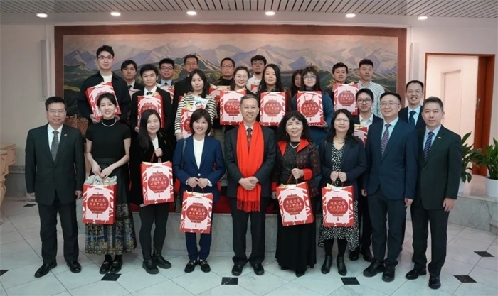 中國駐瑞典大使館崔愛民與留學生代表和華校負責人合影。 中國駐瑞典大使館供圖