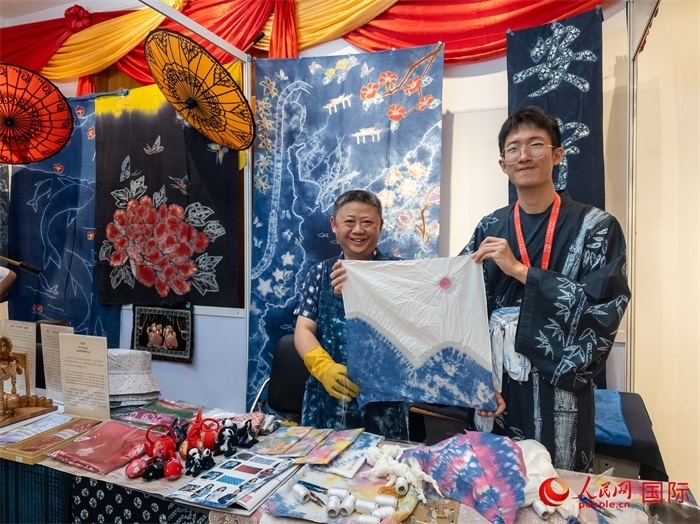 活動現(xiàn)場的扎染展示。人民網(wǎng)記者 謝佳君攝