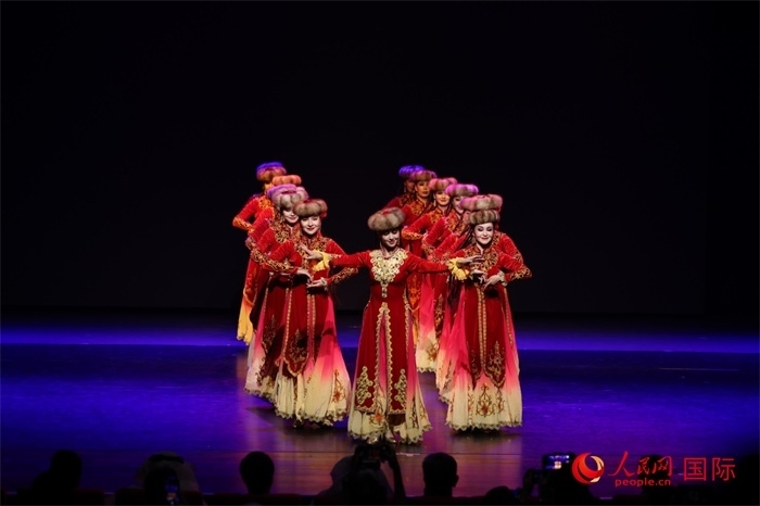 2日在阿聯(lián)酋迪拜舉行的大型音舞詩畫《新疆是個好地方》文藝演出。人民網(wǎng)記者任皓宇攝
