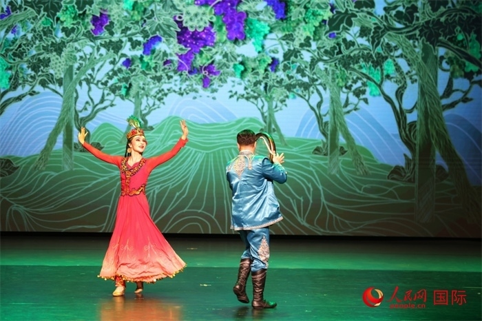 2日在阿聯(lián)酋迪拜舉行的大型音舞詩畫《新疆是個好地方》文藝演出。人民網(wǎng)記者 任皓宇攝