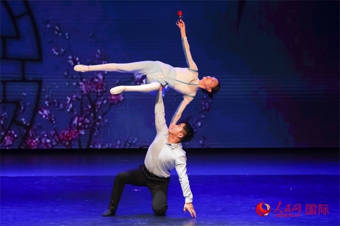 2日在阿聯(lián)酋迪拜舉行的大型音舞詩畫《新疆是個好地方》文藝演出。人民網(wǎng)記者 任皓宇攝