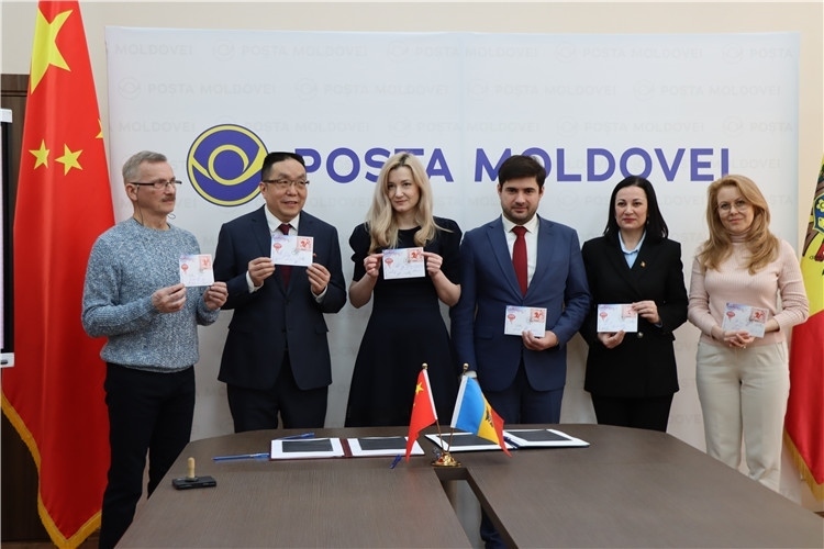 摩爾多瓦首發(fā)龍年生肖郵票。中國駐摩爾多瓦大使館供圖