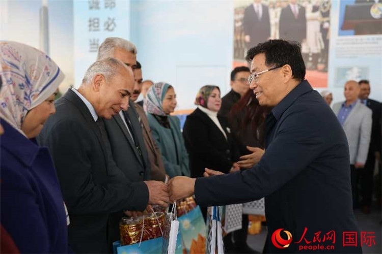 中建埃及分公司董事長(zhǎng)常偉才為埃及師生發(fā)放新年禮包。人民網(wǎng)記者 黃培昭攝