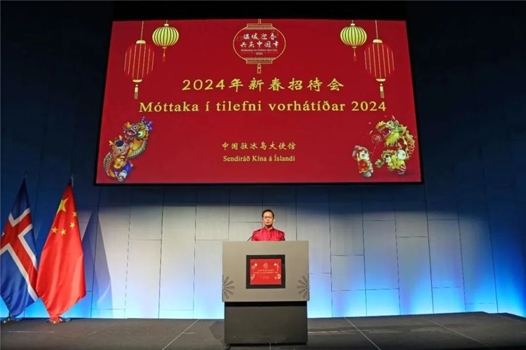 中國駐冰島大使何儒龍致辭。中國駐冰島大使館供圖