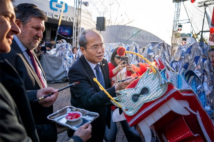 中國駐希臘大使館大使肖軍正與希方嘉賓為舞龍點(diǎn)睛。《中希時(shí)報(bào)》供圖