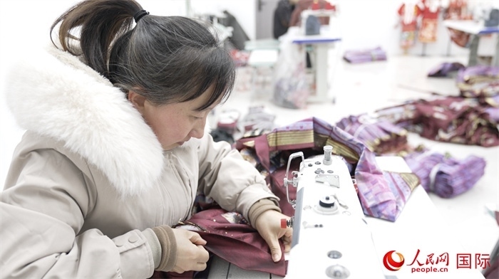 1月24日，在山東省菏澤市曹縣大集鎮(zhèn)云牧服飾有限公司，高燕正在縫制馬面裙。 人民網(wǎng)記者 袁蒙攝