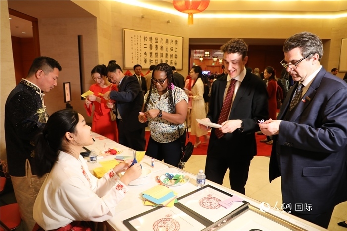 圖為美國民眾體驗中國春節(jié)民俗。人民網記者 李志偉攝