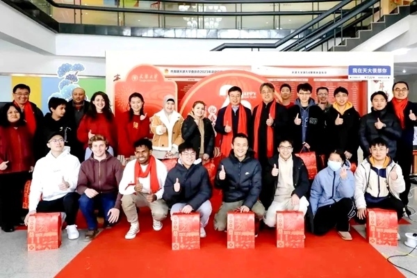 天津大學(xué)同學(xué)們收到新春大禮包。校方供圖