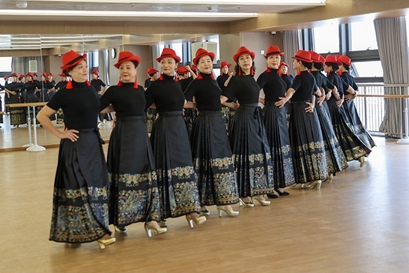 廈門(mén)思明區(qū)老年大學(xué)老年模特班正在上課。